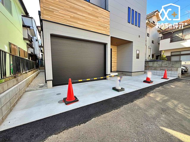 ���̑� �K���[�W�ƃJ�[�X�y�[�X��2�䕪�̒��ԃX�y�[�X���m�ہB���Ƒ��ł̎ԗ��p�◈�q���ɂ��֗��ȁA��Ƃ肠��J�[�X�y�[�X�ł��B