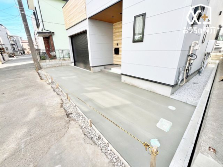  �K���[�W�ƃJ�[�X�y�[�X��2�䕪�̒��ԃX�y�[�X���m�ہB���Ƒ��ł̎ԗ��p�◈�q���ɂ��֗��ȁA��Ƃ肠��J�[�X�y�[�X�ł��B