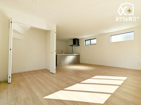 ���r���O �Ƒ��c���̎����߂����k�c�j�B�Ƒ������R�ƏW�܂肽���Ȃ�悤�ȁA�������Ƃ��낰���ԁB���邢�z�˂����������ޖ����̋�ԂŉƑ��c�����B�֗��ȃ��r���O���[������܂��I