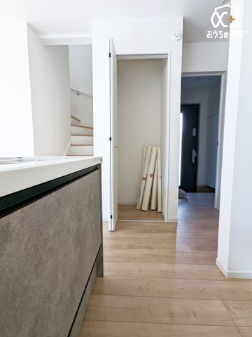 ���[ �H�i�̃X�g�b�N���ɕ֗��ȃp���g���[�ł��B