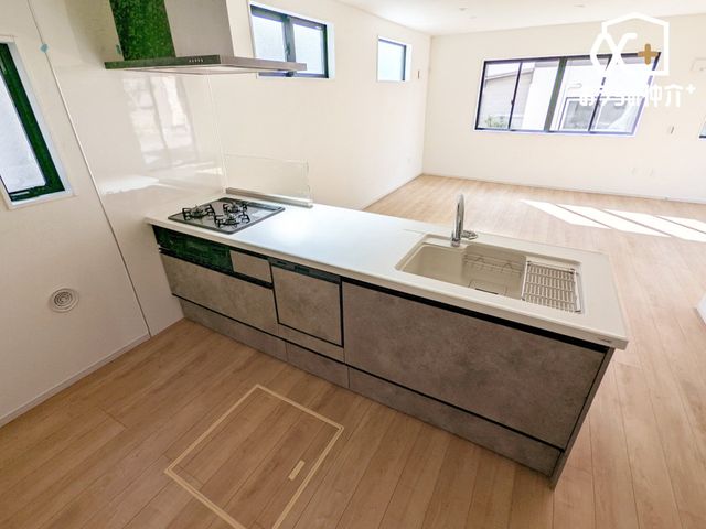 �L�b�`�� �L�b�`������̓��r���O�S�̂����n����Ԏ��ł��B���q�l���V�ԗl�q�������Ȃ���̂�������_�C�j���O�e�[�u���Ŋw�K���邨�q�l�ɂ�����ƃA�h�o�C�X���ł���݌v�ł��B