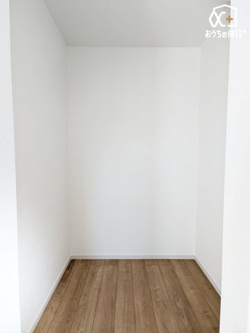 ���[ �E�H�[�N�C���N���[�[�b�g�̗l�q�ł��B���[�ɂ͐Q��E�ߗށE��̕�����L�x�Ɏ��[�\�ł��I