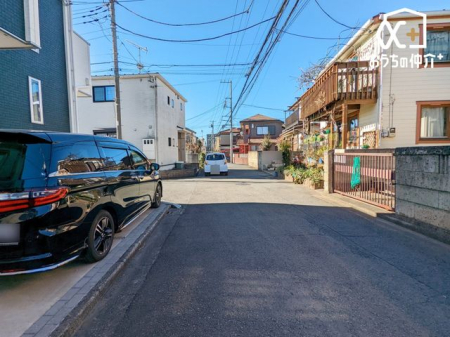 ���n�O�ώʐ^ �����������Z��X�̑O�ʓ��H�B�Ԓʂ肪���Ȃ��Â��ň��S�B���ʂ��ǍD�ŏo���ɂ��X���[�Y�B