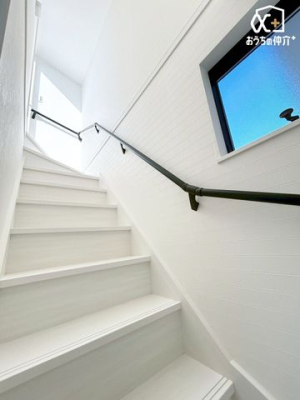 ���̑� ����o���R�j�[�ւ̊K�i�ł��B���ォ�疾�邢���������������݂܂��B