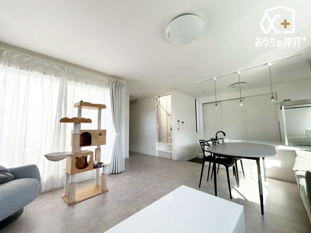 ���r���O �Ƒ������R�ƏW�܂�A�������������r���O��ԁB�������Ƃ������Ԃ��A�Ƒ��ƈꏏ�ɉ߂�����A���邭�L�X�Ƃ�����Ԃł��B