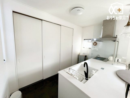 ���[ �L�b�`���̔w�ʂɂ̓p���g���[�t���I�܂Ƃߔ������������p�i�A�����u���̐H���i�����X�g�b�N�o����\���ȍL���ł��I�①�ɂ�d�q�����W�Ȃǂ�������ɂ��܂����Ƃ��ł��A���q���͐��������B���܂��B