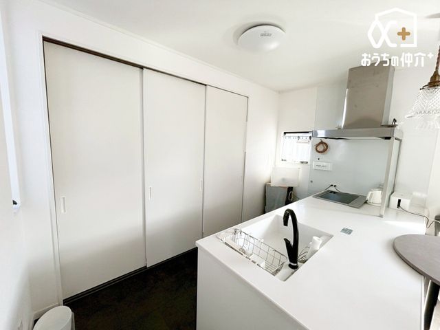 ���[ �L�b�`���̔w�ʂɂ̓p���g���[�t���I�܂Ƃߔ������������p�i�A�����u���̐H���i�����X�g�b�N�o����\���ȍL���ł��I�①�ɂ�d�q�����W�Ȃǂ�������ɂ��܂����Ƃ��ł��A���q���͐��������B���܂��B