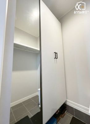 ���[ ���ւɂ́A��e�ʂ̃V���[�Y�C���N���[�N���������܂��I�Ƒ����̌C�ƁA�A�E�g�h�A�p�i�Ȃǂ��܂Ƃ߂Ď��[�ł���̂ŁA�������ւ̓X�b�L���L�X�I����̎��[�X�y�[�X�ł��B