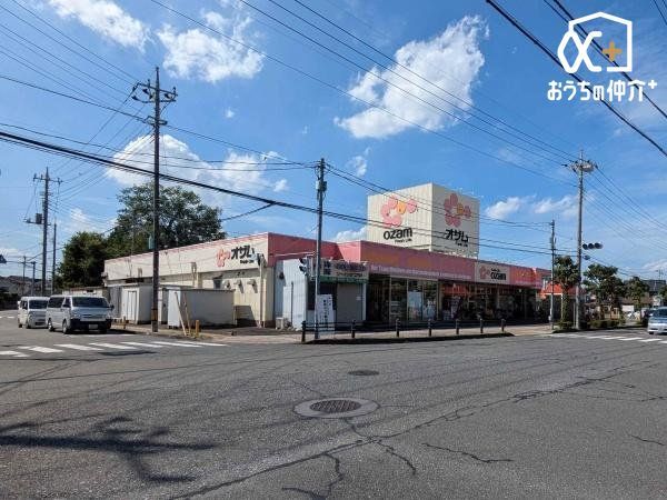 ���ӊ� �X�[�p�[�I�U�������R���u�X �k��11���B�i�����L�x�ȃX�[�p�[�}�[�P�b�g�ł������܂��B�ߗׂ̕��X�ł���������Ă���܂��B���ԏ���L���ł��B 880m