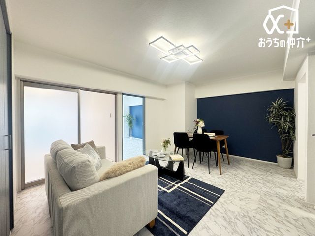 ���r���O ���Ƒ������R�ƏW�܂郊�r���O�̗l�q�ł��B �\�t�@�[��e�[�u����u���Ă���Ƃ�̂���L�X�Ƃ������r���O�ł��B