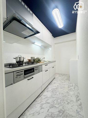 �L�b�`�� ��ƂɏW���ł���Ǖt���L�b�`���B�܂��A�ڂ̑O�ɕǂ����邱�Ƃɂ���ĉ���̔�юU��Ȃǂ��C�ɂ����ɍ�Ƃ��ł���Ƃ��������b�g������܂��B