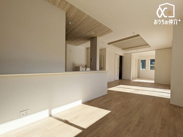 ���r���O �`Living�`�J���I�ōL�����r���O�B�̂т̂тƂ��낰�郊�r���O�́A�Ƒ��̃R�~���j�P�[�V�����̏�Ƃ��āA�݂�Ȃ��W�܂��Ԃ̏ꏊ�ɁB