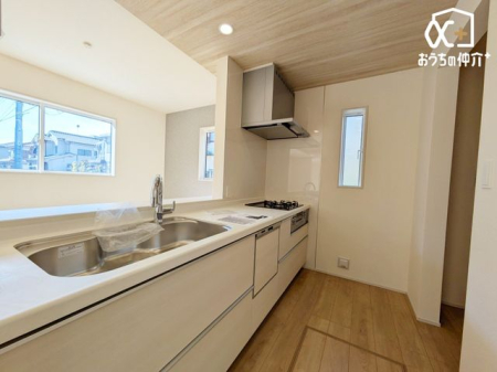 �L�b�`�� �`Kitchen�`�����g���L�b�`�������炱���A�H���̏������y�������ԂɁA�Z�������ł��X���[�Y�ɖ��ʂȂ���Ƃł���A���������ȒP�ɂł���ȂǁA�������y��������L�b�`���X�y�[�X�Ɏd�グ�܂����B