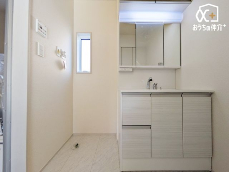 ���ʑ�E���ʏ� �`Wash room�`�O�ʋ��^�C�v�̐��ʉ��ϑ�ł��B���̗�������o���ɂ���������[�ł���̂ŃX�^�C���b�V���ȋ�Ԃ�ۂĂ܂��I