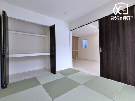 ���̑����� �a�����J����ƃ��r���O�ƂȂ���傫�ȋ�ԂɂȂ�A�ƂĂ��J����������܂��B��̂�����������ƁA���q�l��V�΂�����A�����Q��������A�܂��́A���q�l�̂����ĂȂ��̎g�p�Ƃ��Ă��d�󂵂����ł��B