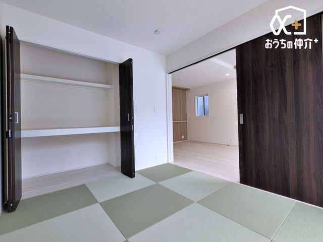 ���̑����� �a�����J����ƃ��r���O�ƂȂ���傫�ȋ�ԂɂȂ�A�ƂĂ��J����������܂��B��̂�����������ƁA���q�l��V�΂�����A�����Q��������A�܂��́A���q�l�̂����ĂȂ��̎g�p�Ƃ��Ă��d�󂵂����ł��B