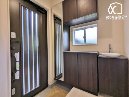 ���� ���ւɂ́A�V���[�Y�{�b�N�X�Ǝ��[�I�����ꂼ�ꂲ�����܂��B���֐�ɁA���o�����ɕK�v�ȃA�C�e�������낦�Ă�����̂����ꂵ���ł��ˁI