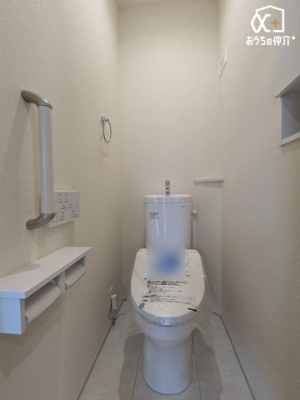 �g�C�� 1�K��2�K�ɂ��ꂼ��g�C����ݒu�B���̃o�^�o�^���鎞�ԑтɂ����ݍ������ƂȂ����K�ɂ��g�����������܂��ˁB