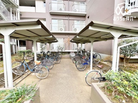 ���̑� �~�n�����փX�y�[�X�̗l�q�ł��B�J���玩�]�Ԃ�����Ă���鉮���t���̒��փX�y�[�X�ł��B