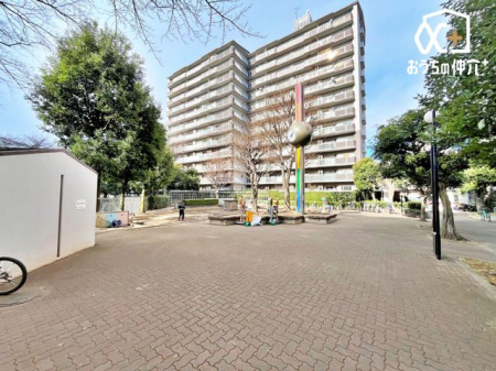 ���̑� �~�n���ɐ݂���ꂽ���L�̍L��B������Ƃ����x�e��C���]���Ɏg����A�Z���̌e���̃X�y�[�X�ł��B