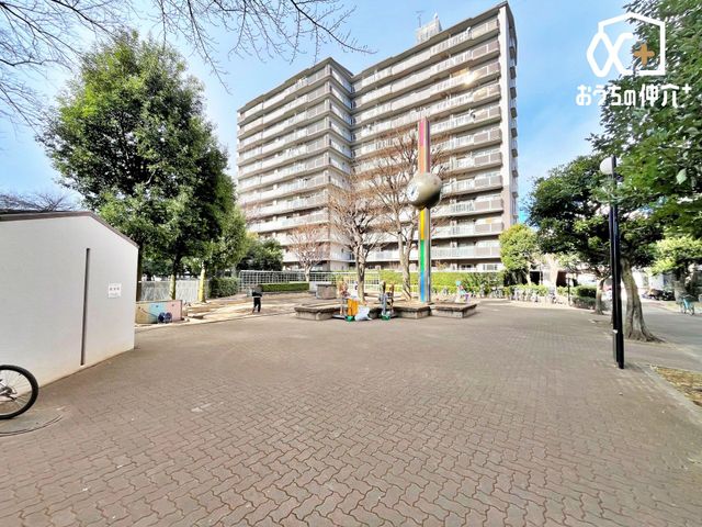 ���̑� �~�n���ɐ݂���ꂽ���L�̍L��B������Ƃ����x�e��C���]���Ɏg����A�Z���̌e���̃X�y�[�X�ł��B