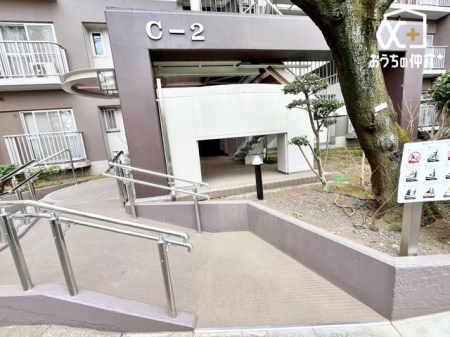 �G���g�����X �X���[�v�t���̃}���V����������ŁA�x�r�[�J�[��Ԃ����̗��p���X���[�Y�B�ǂȂ��ɂ��D�����݌v�̃G���g�����X�ł��B