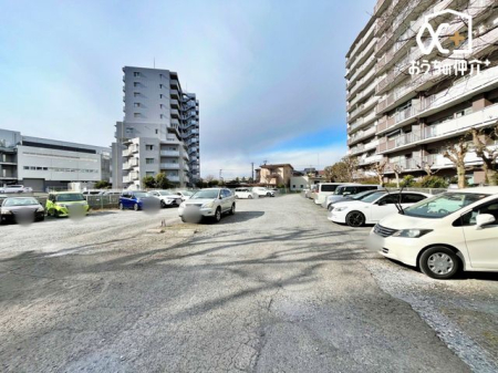 ���ԏ� �~�n���ɐ݂���ꂽ���ԏ�ŁA���X�̎Ԃ̏o������X���[�Y�B��炵�ɂ�Ƃ�������炷���S�̃J�[�X�y�[�X�ł��B