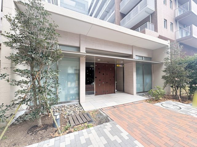 �G���g�����X �������̍s���͂����G���g�����X�̗l�q