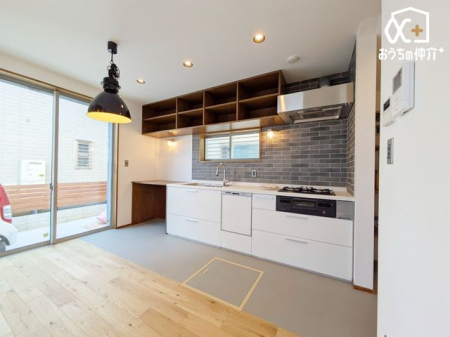 �L�b�`�� �`Kitchen�`�����g���L�b�`�������炱���A�H���̏������y�������ԂɁA�Z�������ł��X���[�Y�ɖ��ʂȂ���Ƃł���A���������ȒP�ɂł���ȂǁA�������y��������L�b�`���X�y�[�X�Ɏd�グ�܂����B