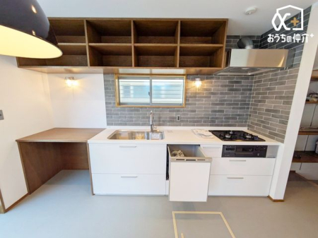 �L�b�`�� �`Kitchen�`�����g���L�b�`�������炱���A�H���̏������y�������ԂɁA�Z�������ł��X���[�Y�ɖ��ʂȂ���Ƃł���A���������ȒP�ɂł���ȂǁA�������y��������L�b�`���X�y�[�X�Ɏd�グ�܂����B