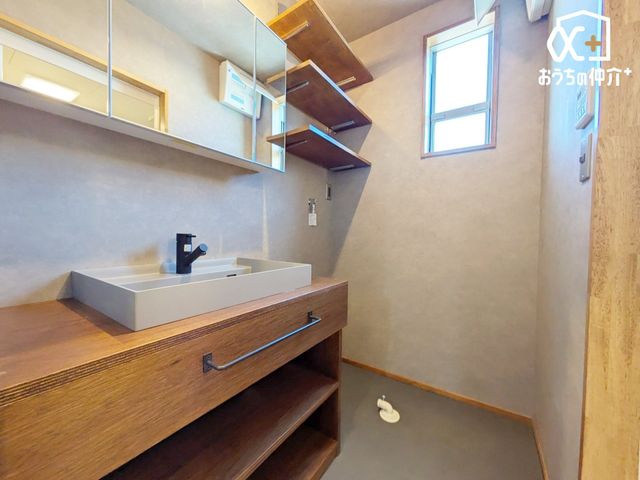 ���ʑ�E���ʏ� �`Wash room�`���̍Q�����������ԑтł��]�T�������Ďx�x�ł���L���p�E�_�[���[���B���������[���L�x�Ȃ̂Ō����ڂ��X�b�L���Ɛ������ڂł��܂��B