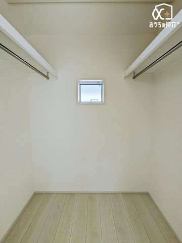 ���[ �E�H�[�N�C���N���[�[�b�g�̗l�q�ł��B���[�ɂ͐Q��E�ߗށE��̕�����L�x�Ɏ��[�\�ł��I