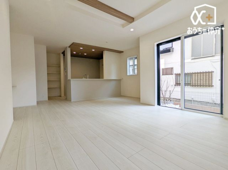 ���r���O ������̑傫�ȑ����炽���Ղ�z�����������ޖ��邢���r���O�B�Ƒ��c���⃊���b�N�X�^�C���ɍœK�ȊJ�������ӂ���Ԃł��B