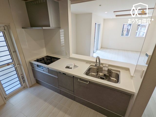 �L�b�`�� �L�b�`������̓��r���O�S�̂����n����Ԏ��ł��B���q�l���V�ԗl�q�������Ȃ���̂�������_�C�j���O�e�[�u���Ŋw�K���邨�q�l�ɂ�����ƃA�h�o�C�X���ł���݌v�ł��B