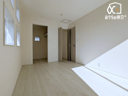 �Q�� �E�H�[�N�C���N���[�[�b�g�t���̐Q���̗l�q�ł��B�o���R�j�[������̒g���ȗz�˂��ƁA���[�͂��L�x�ȃE�H�[�N�C���N���[�[�b�g���t���Ă���Q���́A���X�̕�炵������w�L���ȕ��֕ς��Ă���܂��B