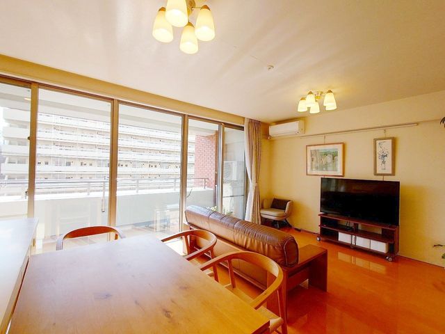 ���r���O ������̑傫�ȑ����炽���Ղ�z�����������ޖ��邢���r���O�B�Ƒ��c���⃊���b�N�X�^�C���ɍœK�ȊJ�������ӂ���Ԃł��B