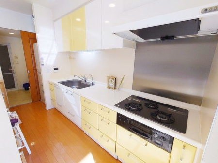 �L�b�`�� ��ƂɏW���ł���Ǖt���L�b�`���B�܂��A�ڂ̑O�ɕǂ����邱�Ƃɂ���ĉ���̔�юU��Ȃǂ��C�ɂ����ɍ�Ƃ��ł���Ƃ��������b�g������܂��B