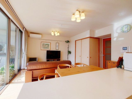 ���r���O �L�b�`���ɂ���J�E���^�[���猩�����r���O�̗l�q�ł��B�����������Ȃ��炲�Ƒ��ƃR�~���j�P�[�V�������Ƃ邱�Ƃ��ł���������݌v�ł��B