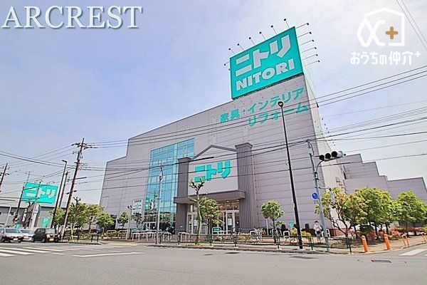 ���ӊ� �j�g���c���X �k��13���B�c�Ǝ��ԁF10:00-20:00 �V�~�X�������Ɉʒu����C���e���A�V���b�v�ł��B ���ԏ�F���� 980m