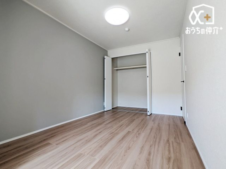 �Q�� �Q���ɃI�X�X���Ȗ�5.8���m���̗l�q�ł��B�N���[�[�b�g���t���Ă���A�Q��E�ߗޓ����L�x�Ɏ��[�\�ȐQ���ł��B