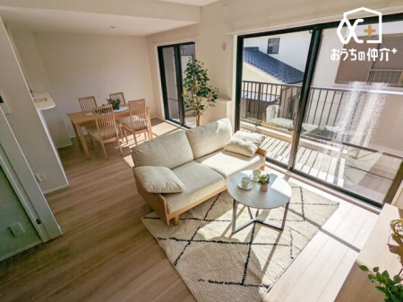 ���r���O ��14.2�����r���O�̗l�q�ł��B�Ƒ������R�ƏW�܂��Ԃ̃��r���O�́A�o���R�j�[������g�����z�˂����������ރ��r���O�ł��B