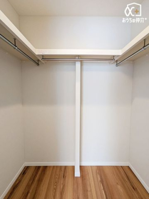 ���[ �E�H�[�N�C���N���[�[�b�g�̗l�q�ł��B���[�ɂ͐Q��E�ߗށE��̕�����L�x�Ɏ��[�\�ł��I