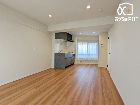 ���r���O ���Ƒ������R�ƏW�܂��12.6���̃��r���O�̗l�q�ł��B ���C�ɓ���̃\�t�@�[��e�[�u����u���Ă��C�ɓ���̋�ԂɁB