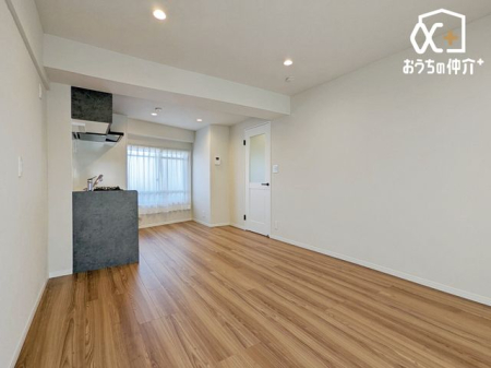 ���r���O ���r���O�̗l�q�ł��B �������Ƃ������r���O�́A�e�[�u����\�t�@��u���Ă��]�T�̂��郊�r���O�ł��B