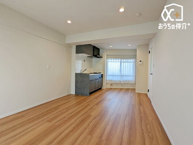 ���r���O ���Ƒ������R�ƏW�܂��12.6���̃��r���O�̗l�q�ł��B ���C�ɓ���̃\�t�@�[��e�[�u����u���Ă��C�ɓ���̋�ԂɁB