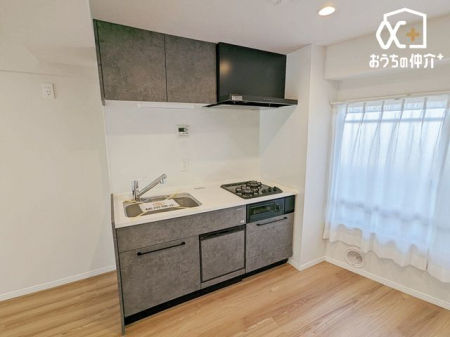 �L�b�`�� ��ƂɏW���ł���Ǖt���L�b�`���B�܂��A�ڂ̑O�ɕǂ����邱�Ƃɂ���ĉ���̔�юU��Ȃǂ��C�ɂ����ɍ�Ƃ��ł���Ƃ��������b�g������܂��B