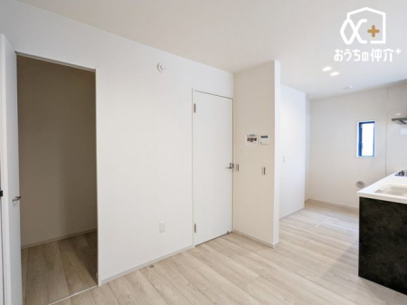 ���[ �L�b�`�������̑�e�ʃp���g���[�B�H�ނ⒲���Ɠd������������[�ł��A���t���Ő��������B���܂��B�Ǝ��������Z�������̎x�x�����K�ɁB�����u������p�i�A�|��������܂Ƃ߂ĊǗ��B