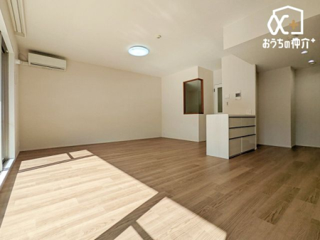 ���r���O ���Ƒ������R�ƏW�܂�18�������r���O�̗l�q�ł��B ���C�ɓ���̃\�t�@�[��e�[�u����u���Ă��C�ɓ���̋�ԂɁB