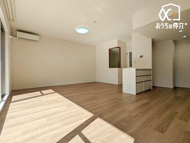 ���r���O ���Ƒ������R�ƏW�܂�18�������r���O�̗l�q�ł��B ���C�ɓ���̃\�t�@�[��e�[�u����u���Ă��C�ɓ���̋�ԂɁB