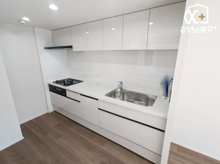 �L�b�`�� ��ƂɏW���ł���Ǖt���L�b�`���B�܂��A�ڂ̑O�ɕǂ����邱�Ƃɂ���ĉ���̔�юU��Ȃǂ��C�ɂ����ɍ�Ƃ��ł���Ƃ��������b�g������܂��B